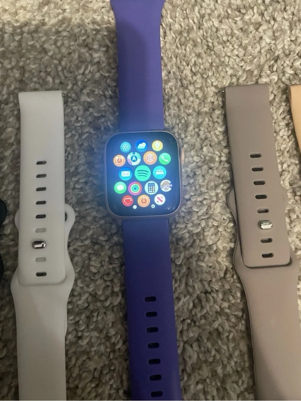 Apple Watch SE With 12 watch bands and charger, slight scratches